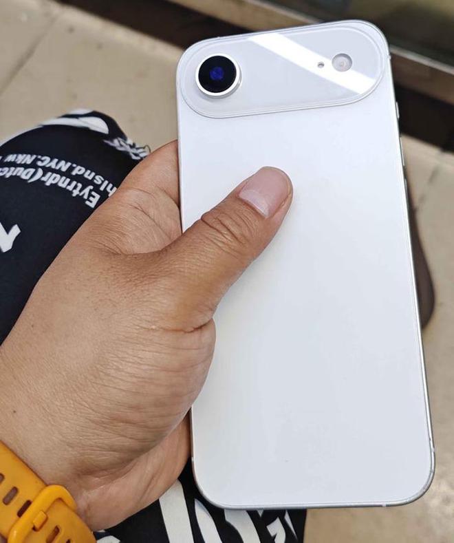 苹果iPhone 17 Air机模上手 摄像头太凸了