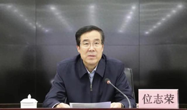捞钱11年，求“平安着陆”的厅官，再被点名
