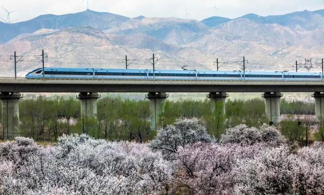 铁路五一假期运输今日启动，预计发送旅客1.44亿人次