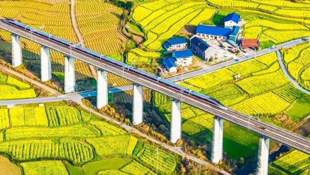 铁路五一假期运输今日启动，预计发送旅客1.44亿人次