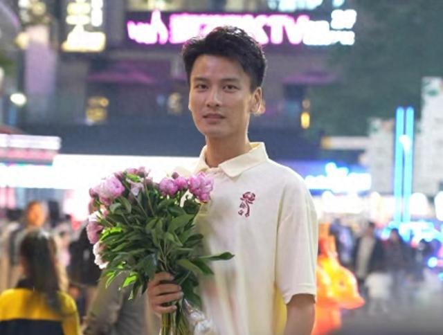 高颜值副镇长直播把镇上花卖光 走红网络