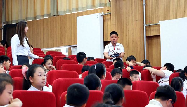 巩义：中科院博士走进巩义嵩山路小学 助燃科技航天梦