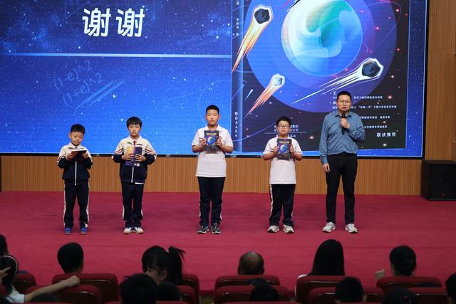 巩义：中科院博士走进巩义嵩山路小学 助燃科技航天梦
