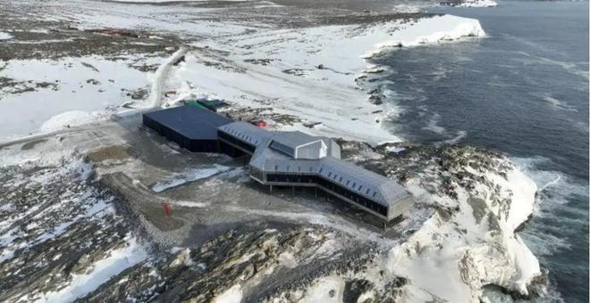 想施工？先铲雪！在南极盖房子是一种什么样的体验？