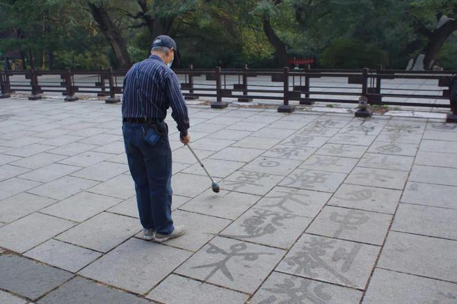 水明明没有颜色，为啥能让湿衣服的颜色变深？答案你绝对想不到