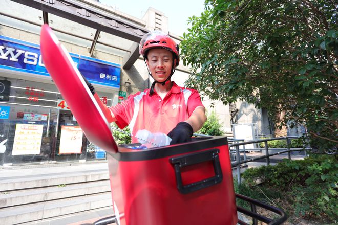 刘强东与美团、饿了么骑手喝酒：欢迎兄弟们加入京东
