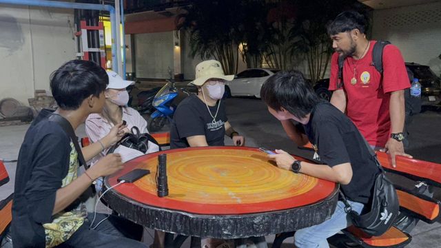 中国游客在泰国街头突遭木棍砸头，悬赏征集袭击者线索！画面曝光——
