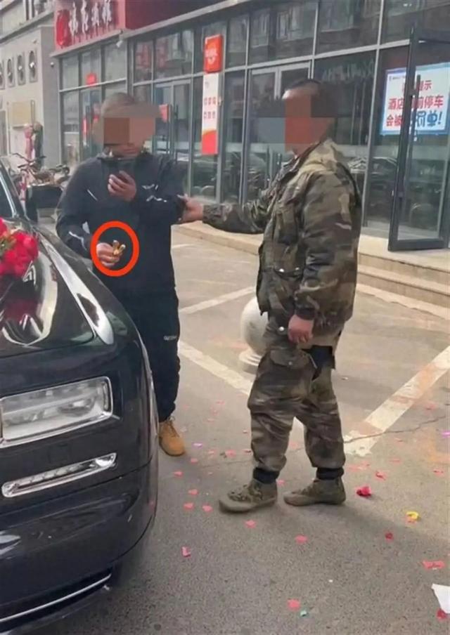 男子讨喜钱掰断劳斯莱斯“小金人”，警方：已介入处置