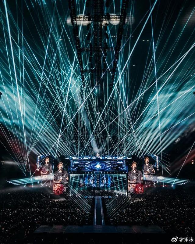 谢霆锋演唱会多个细节曝光，80多位明星到场，全场大合唱！门票被炒到17万元