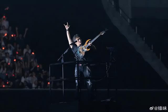 谢霆锋演唱会多个细节曝光，80多位明星到场，全场大合唱！门票被炒到17万元