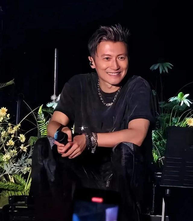 谢霆锋演唱会多个细节曝光，80多位明星到场，全场大合唱！门票被炒到17万元