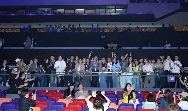 谢霆锋演唱会多个细节曝光，80多位明星到场，全场大合唱！门票被炒到17万元