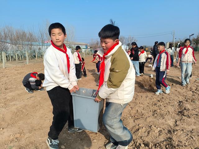 深度践行劳动育人精神，惠济区保合寨小学三亩荒地变花田！