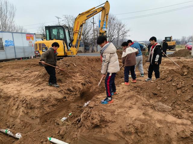 深度践行劳动育人精神，惠济区保合寨小学三亩荒地变花田！