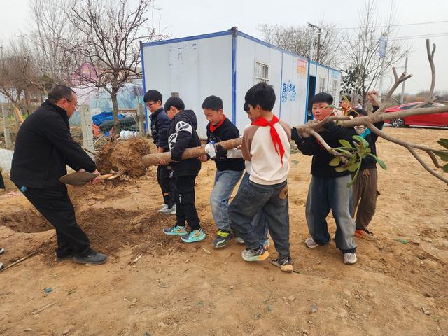 深度践行劳动育人精神，惠济区保合寨小学三亩荒地变花田！