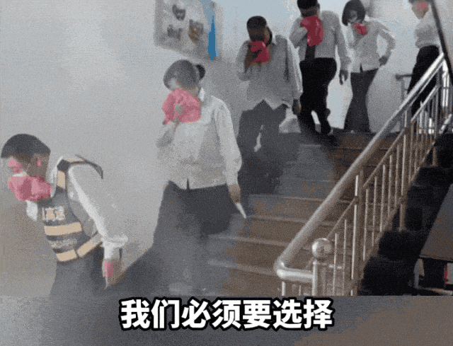 老人将废品堆满楼道邻居被迫搬走 网友：隔着屏幕都不敢喘气