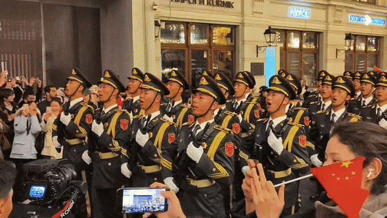 “中国排面”亮相莫斯科！网友拍到动人一幕