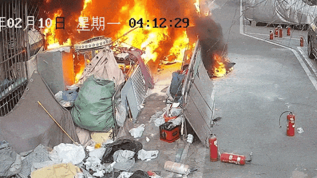 老人将废品堆满楼道邻居被迫搬走 网友：隔着屏幕都不敢喘气