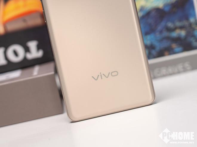 vivo Y300 GT图赏：经典万里舷窗全曲舒适手感