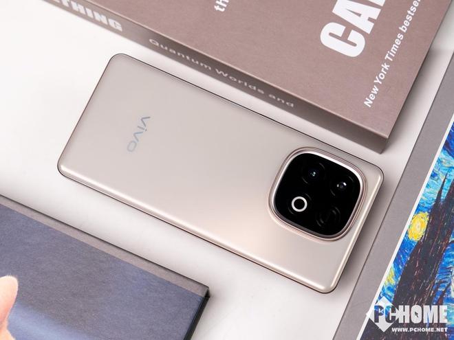 vivo Y300 GT图赏：经典万里舷窗全曲舒适手感
