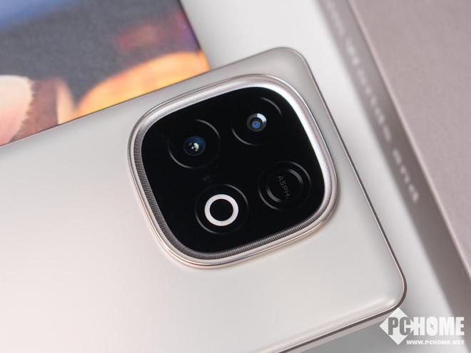vivo Y300 GT图赏：经典万里舷窗全曲舒适手感