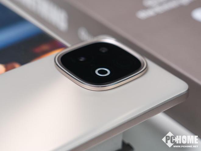 vivo Y300 GT图赏：经典万里舷窗全曲舒适手感
