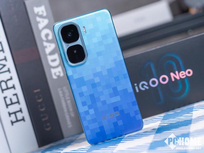 iQOO Neo10 Pro+图赏 小方块致敬像素科幻风