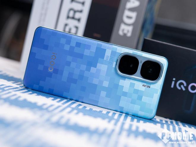 iQOO Neo10 Pro+图赏 小方块致敬像素科幻风