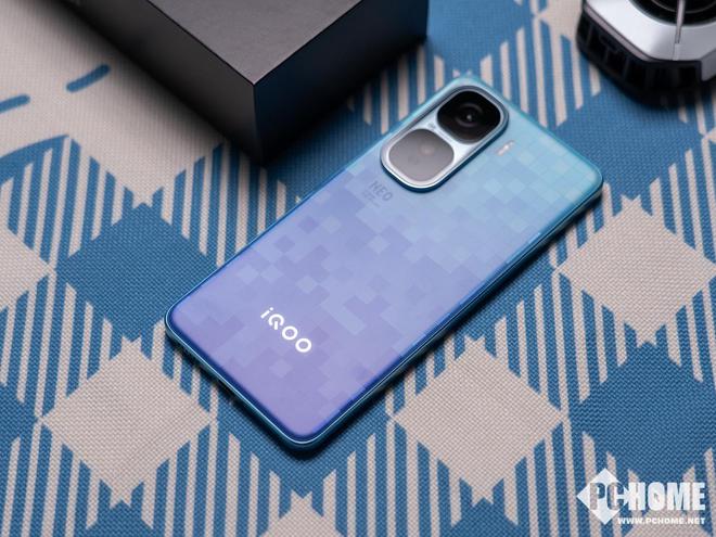 iQOO Neo10 Pro+图赏 小方块致敬像素科幻风