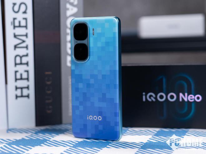 iQOO Neo10 Pro+图赏 小方块致敬像素科幻风