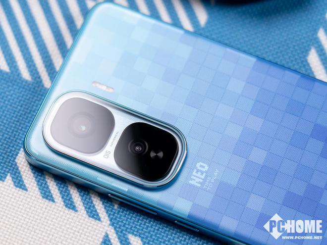 iQOO Neo10 Pro+图赏 小方块致敬像素科幻风
