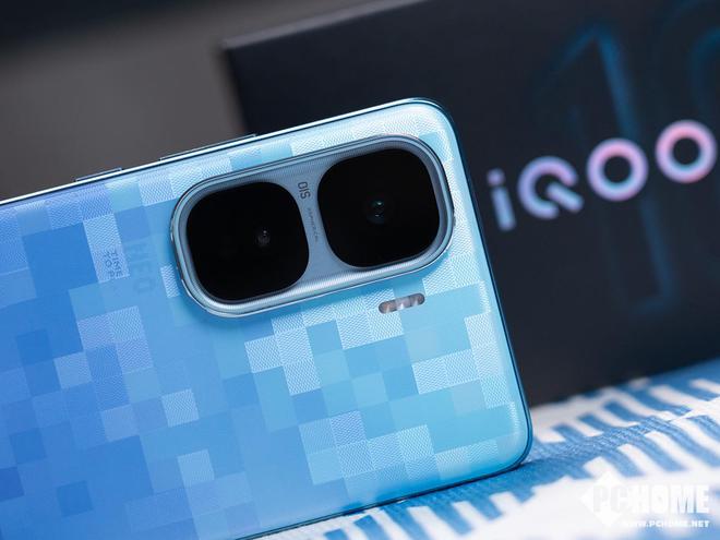 iQOO Neo10 Pro+图赏 小方块致敬像素科幻风