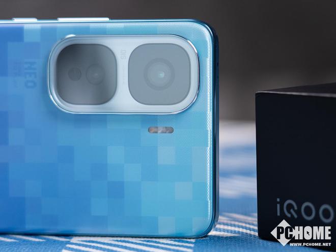 iQOO Neo10 Pro+图赏 小方块致敬像素科幻风