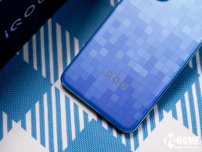 iQOO Neo10 Pro+图赏 小方块致敬像素科幻风