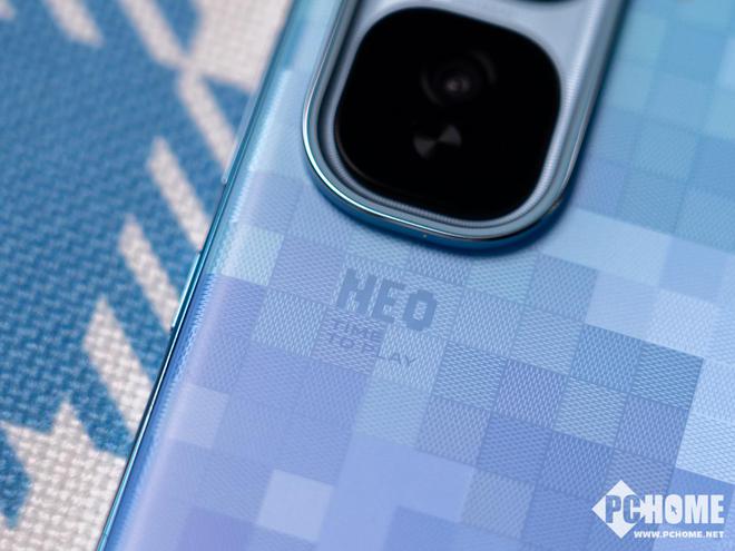 iQOO Neo10 Pro+图赏 小方块致敬像素科幻风