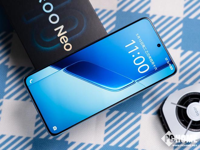 iQOO Neo10 Pro+图赏 小方块致敬像素科幻风