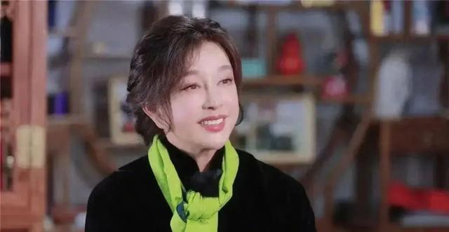 热搜第一！刘晓庆又曝偷税漏税，举报人：上海市税务局已受理案件