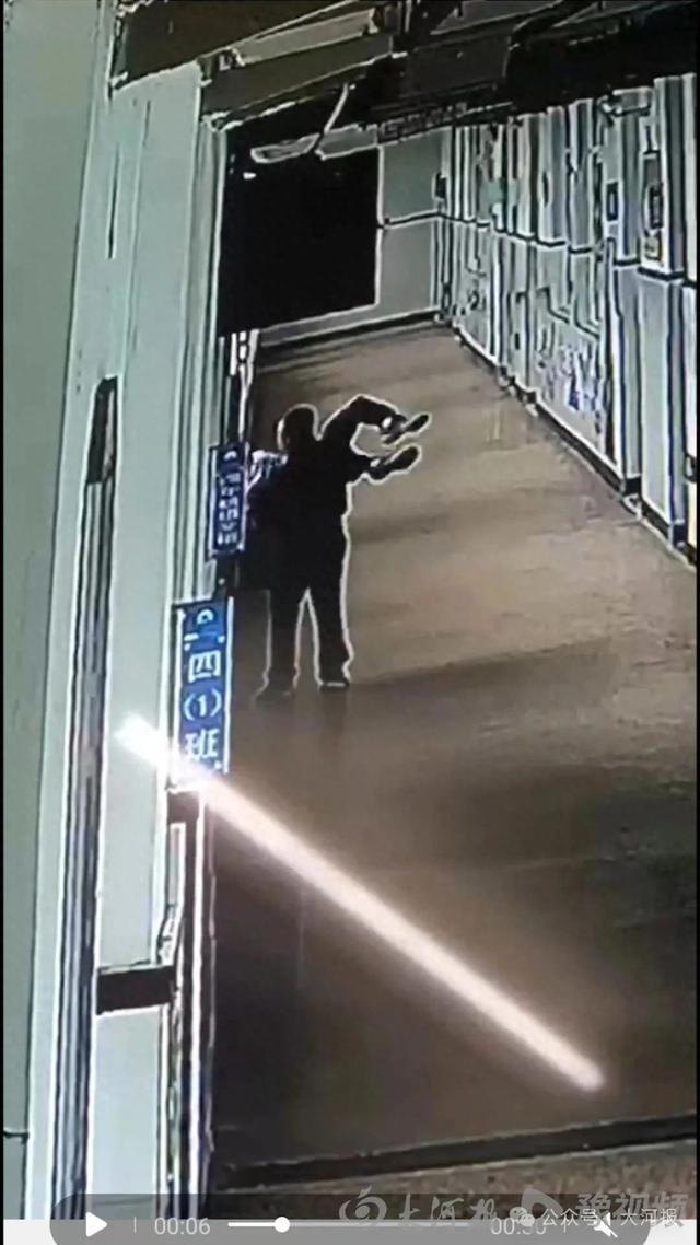 小学生被老师掐脖殴打，拎起身子探出3楼窗外，警方已立案