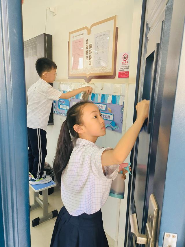 二七区兴华小学教育集团：校园有我更洁净 劳动教育放光彩