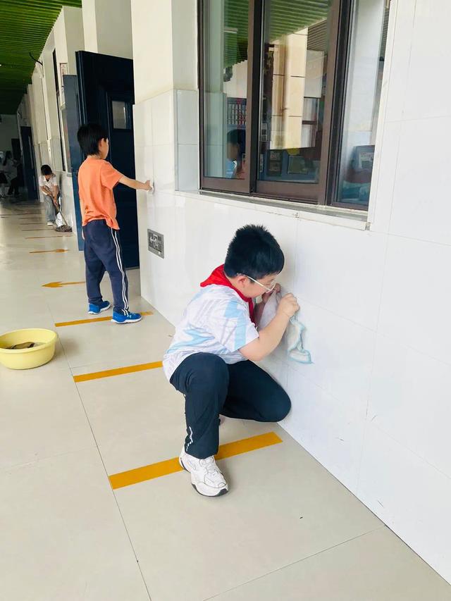 二七区兴华小学教育集团：校园有我更洁净 劳动教育放光彩