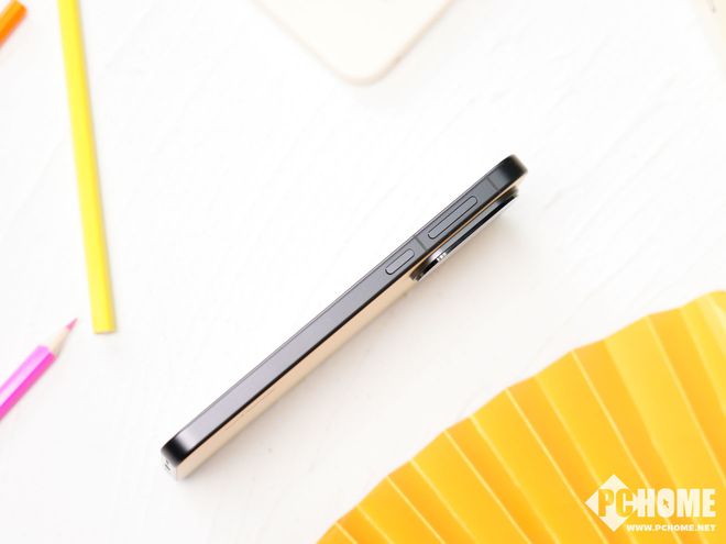 vivo S30 Pro mini图赏：夏日“颜霸”手机 色彩与轻盈完美融合