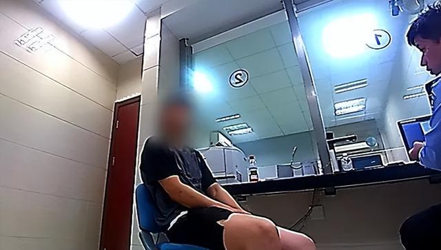不要命了？为拍“王家卫风”，网红扎堆闯入上海一隧道，双脚踏入机动车道…警方出手，有人被行政处罚