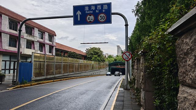 不要命了？为拍“王家卫风”，网红扎堆闯入上海一隧道，双脚踏入机动车道…警方出手，有人被行政处罚