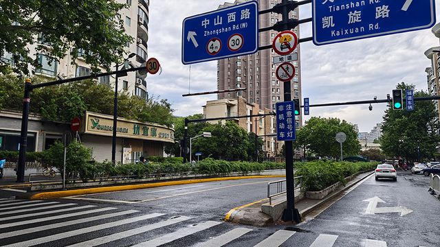 不要命了？为拍“王家卫风”，网红扎堆闯入上海一隧道，双脚踏入机动车道…警方出手，有人被行政处罚