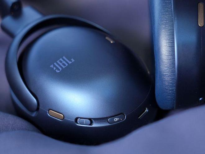 JBL TOUR ONE M3音乐头等舱体验： 满足无损音频传输需求