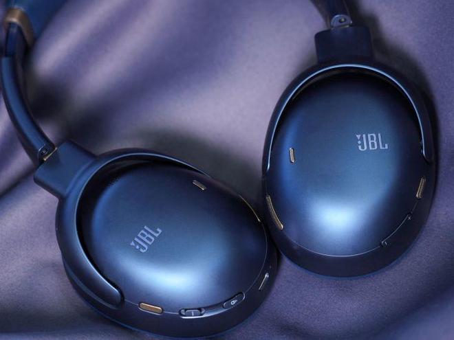 JBL TOUR ONE M3音乐头等舱体验： 满足无损音频传输需求