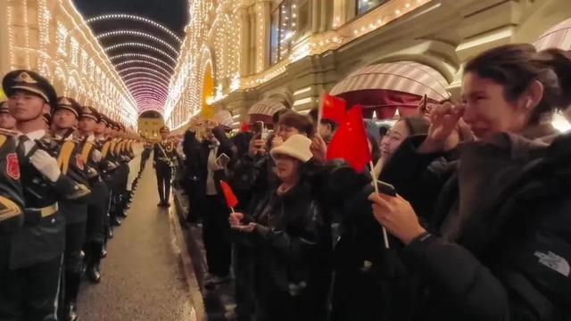 “中国排面”亮相莫斯科！网友拍到动人一幕