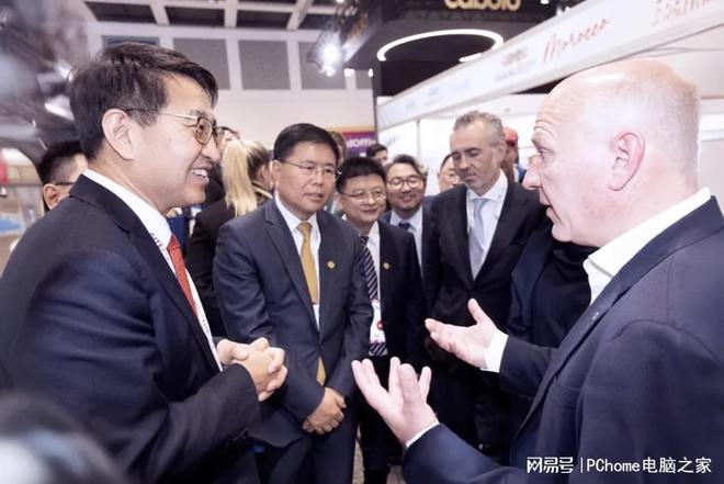 柏林市长凯·韦格纳一行莅临GITEX Europe 2025新华三展台参观交流