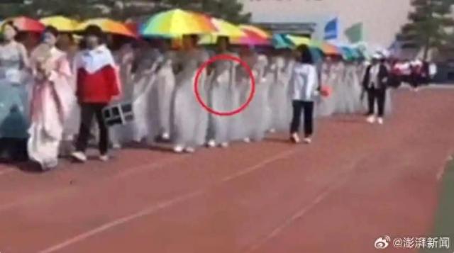 校方就退60件演出服道歉：回收服装承担相关费用，双方和解