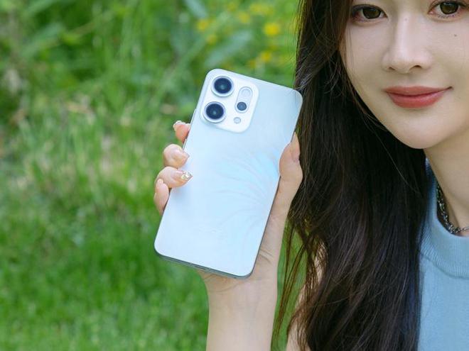 OPPO Reno14系列开售 标配潜望新Live图神机